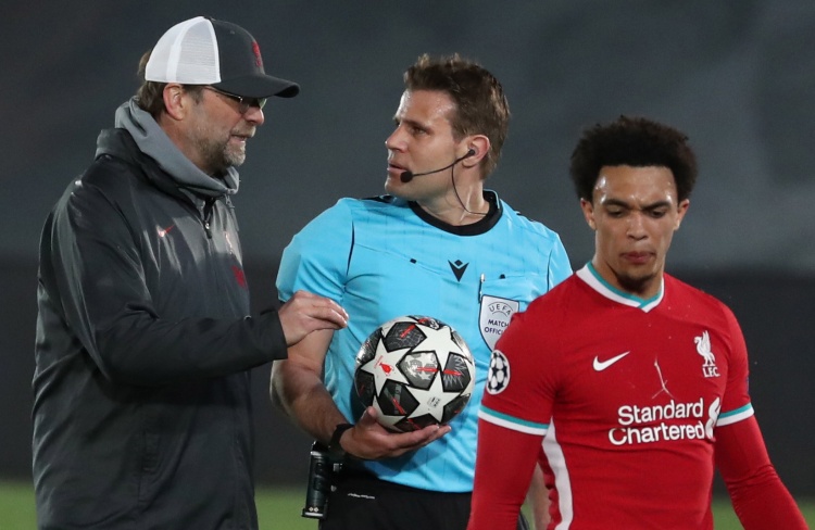 篮球篮网比赛中关键传球帮助球队取胜（篮网比赛关键传球助球队取胜）