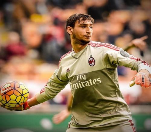 热闻｜B费一传两射造两大神迹！曼联客场4-1大胜狼队升至英超第六（B费梅开二度+助攻两破纪录，曼联客场4-1击败狼队升至英超第六）