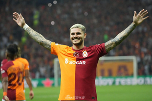 半场：奥格斯堡2-0勒沃库森，吉安努利斯传射，安东-卡德破门（半场战报：奥格斯堡2-0领先勒沃库森，吉安努利斯传射建功，安东-卡德破门）