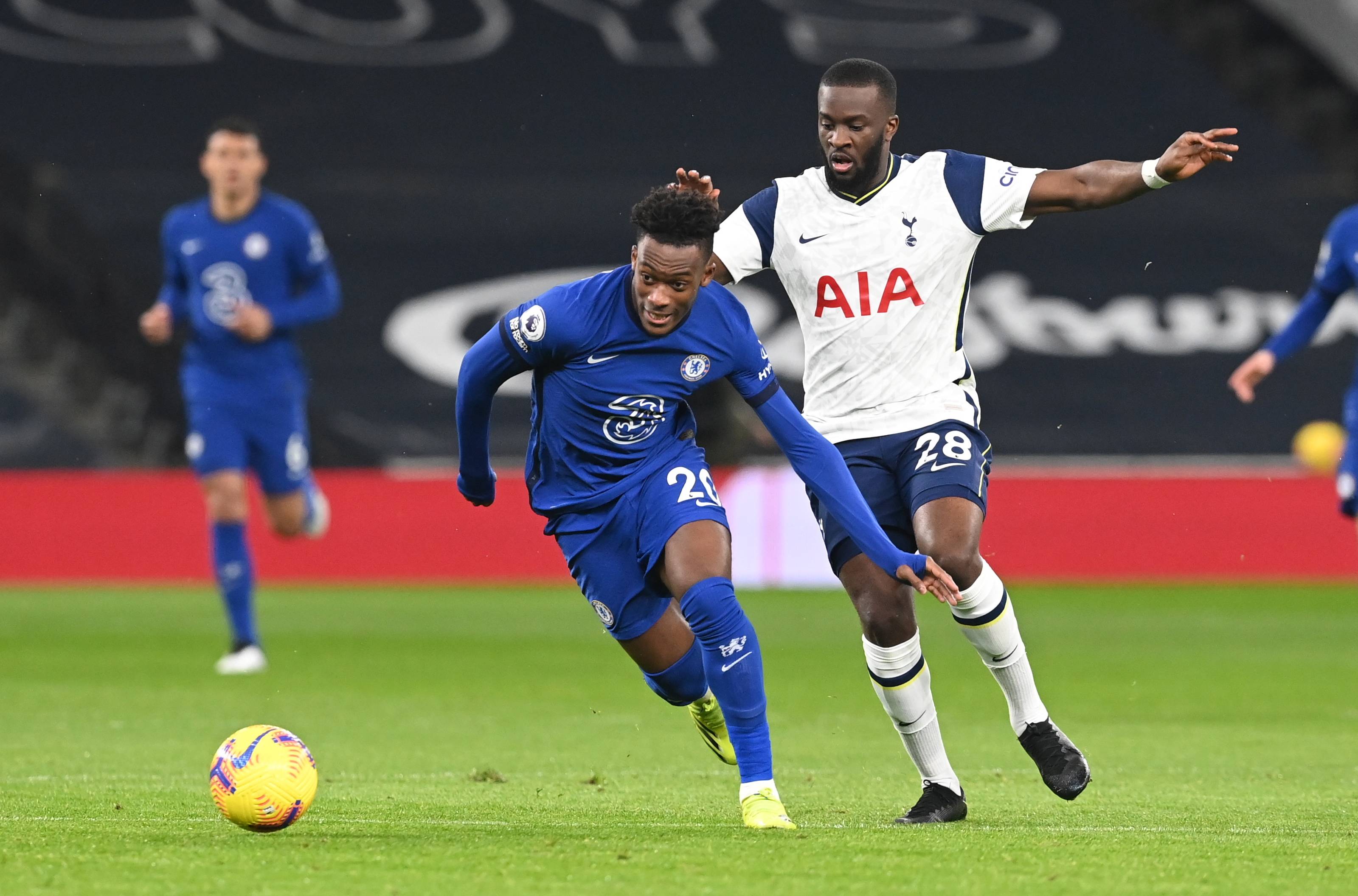 国安备战足协杯决赛，法比奥入选，韩佳奇随队助战，球队士气高昂。（国安剑指足协杯决赛：法比奥入列，韩佳奇随队压阵，士气如虹）