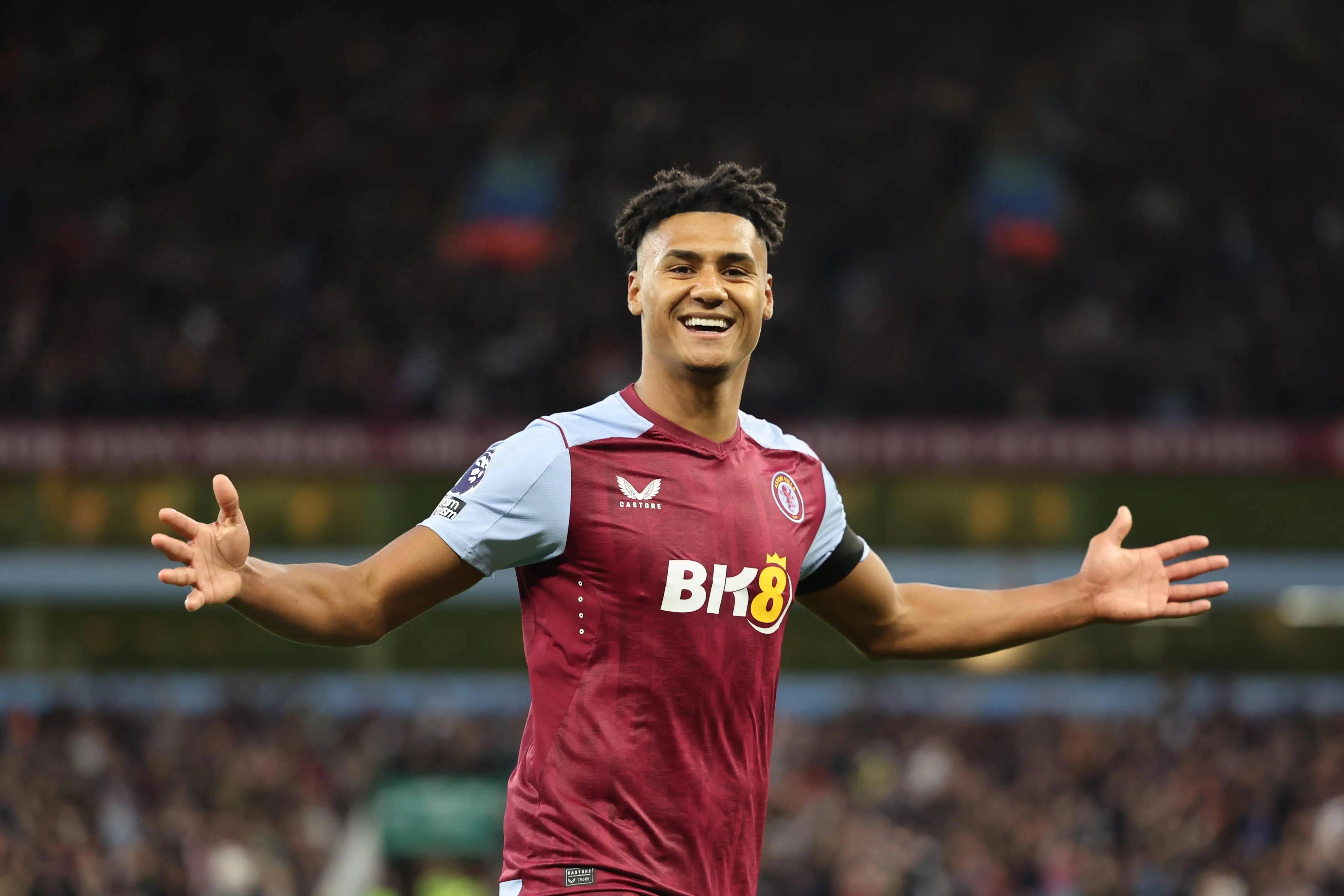 人行道上骑车容易打滑，老哥这么戴头盔，就是在糊弄自己啊（人行道骑车易打滑，这样戴头盔等于自欺欺人）