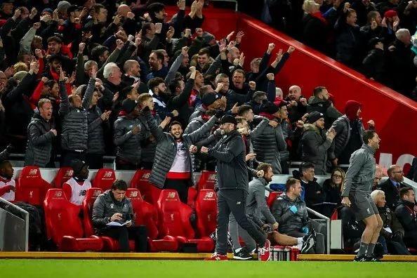 湖人詹姆斯关键三分锁定胜利（詹姆斯关键三分助湖人锁定胜局）