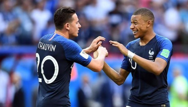 基米希：萨内的身体素质非常出色，他用两粒进球回报自己（基米希盛赞萨内：身体素质出众，两球证明自己）