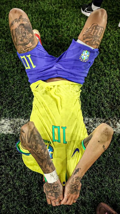 卡马文加只踢半场，马卡：他此前患了流感，上半场体能消耗大（马卡称卡马文加曾患流感，上半场消耗过大仅出战半场）