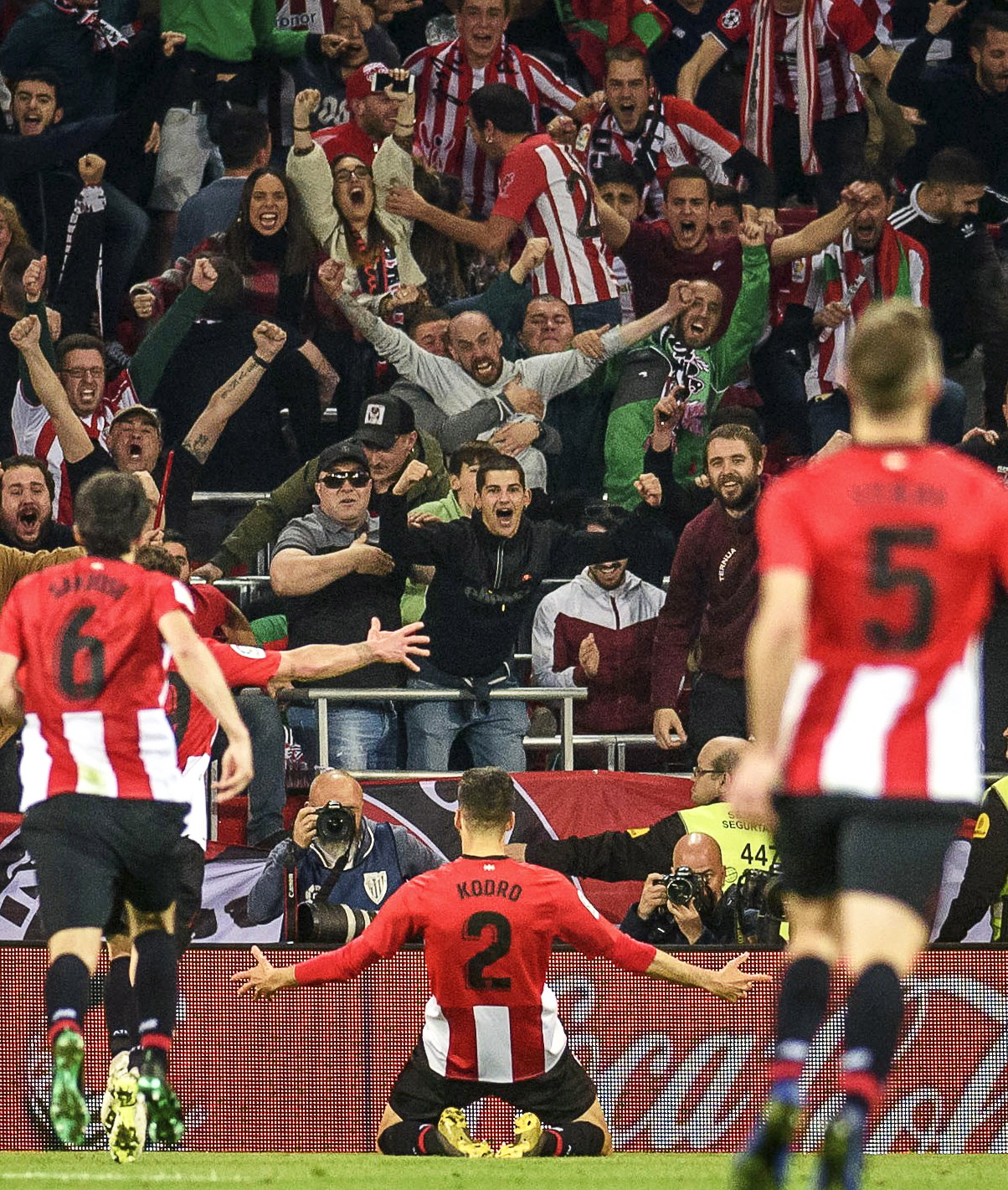 传闻：枪手、蓝军、红军、曼联和拜仁与卡马文加联系在一起（曝卡马文加成豪门目标：枪手、蓝军、红军、曼联与拜仁均被传有意）