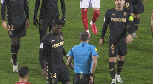 曼联中场梅努的未来：从边缘到重生