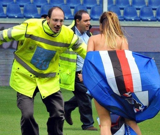 单场打入两粒头球，孔德是欧冠改制以来巴萨球员第一人（孔德单场梅开二度皆为头球，创欧冠改制后巴萨队史首例）