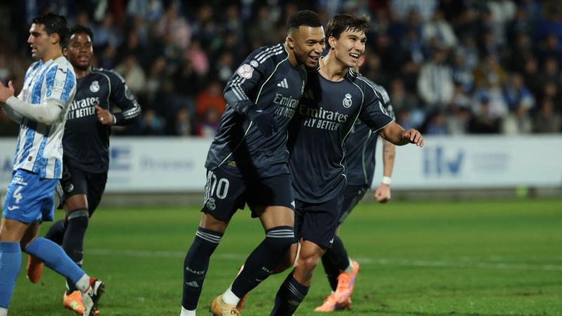 记者：罗马可能向佩7提供降薪合同，迪巴拉的续约要复杂得多（记者：罗马考虑向佩7提供降薪续约，迪巴拉的续约问题更为复杂）